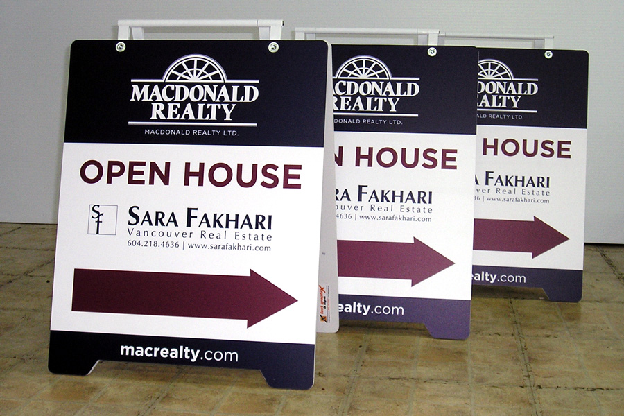 18" x 24" Plastic sandwich board with plastic handle